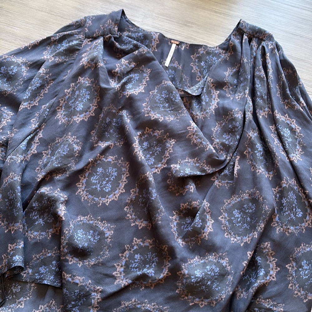 Free people size medium flowy top boho blue grey floral 💫 (A)